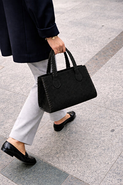 mèche atelier since 2024 حقيبة يد وكتف نسائية من الجلد السويدي مضفرة باللون ا...