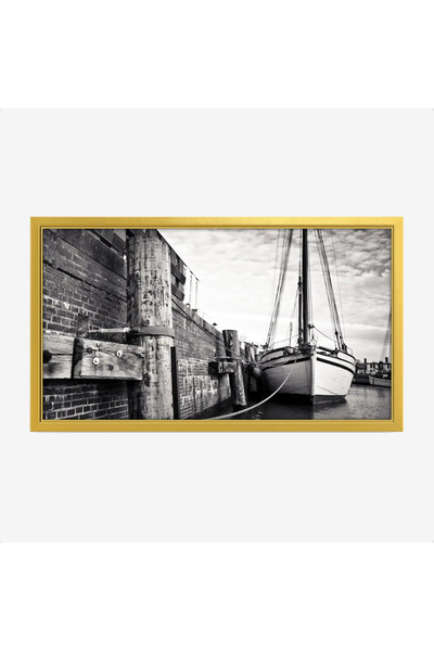 Tajridhome لوحة بحرية بالأبيض والأسود تظهر قاربًا راسيًا بجانب رصيف خشبي مع أ...