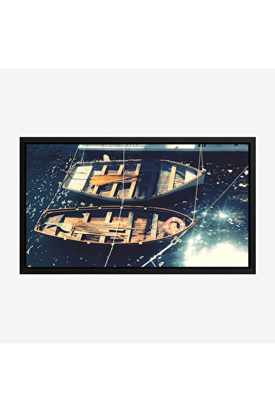 Tajridhome لوحة بحرية تظهر قوارب خشبية عائمة فوق مياه زرقاء لامعة، تعكس أضواء...