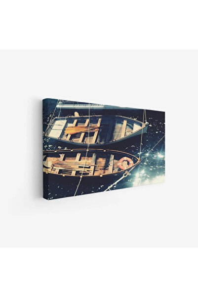 Tajridhome لوحة بحرية تظهر قوارب خشبية عائمة فوق مياه زرقاء لامعة، تعكس أضواء...