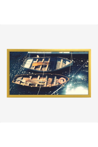 Tajridhome لوحة بحرية تظهر قوارب خشبية عائمة فوق مياه زرقاء لامعة، تعكس أضواء...