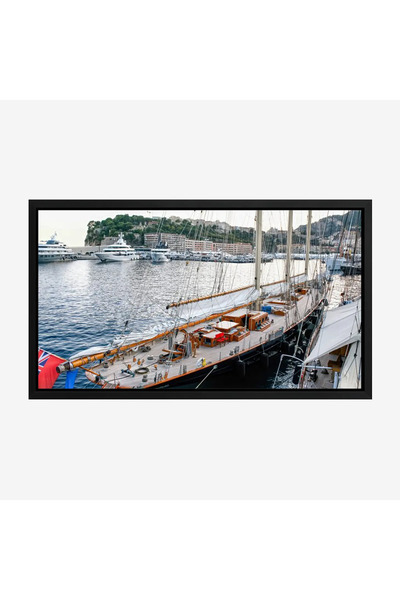 Tajridhome لوحة بحرية تظهر يختًا فاخرًا يرسو بجانب الميناء مع ألوان زرقاء وبي...