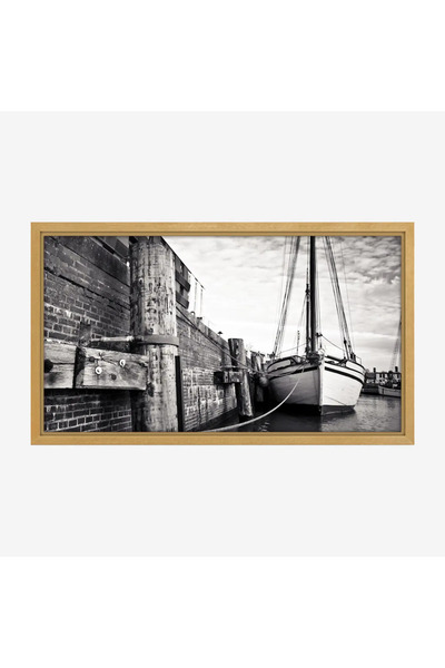 Tajridhome لوحة بحرية بالأبيض والأسود تظهر قاربًا راسيًا بجانب رصيف خشبي مع أ...