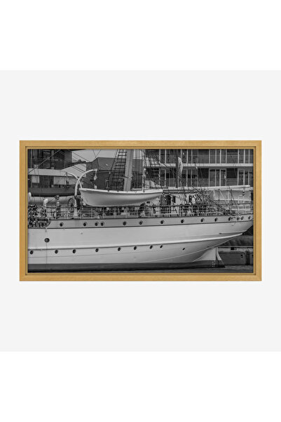 Tajridhome لوحة بحرية بتدرجات رمادية تظهر سفينة أنيقة وسط أجواء هادئة، طبيعة،...