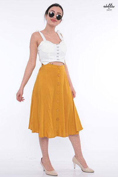 Stylish A stylish, wide midi skirt in a mango color, adorned with buttons, creating an attractive look.