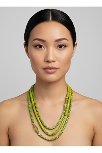 COCOSH TAKI عقد طويل متعدد التصميم مع خرز خشبي أخضر وتفاصيل ذهبية.