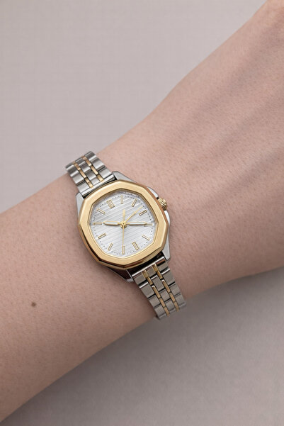 FIORA AKSESUAR ساعة نسائية بتصميم زاوي أنيق وهيكل فولاذي وسوار فولاذي 20 ملم