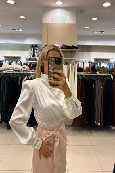 Rain and River بلوزة من الساتان مع تفاصيل على الأكمام