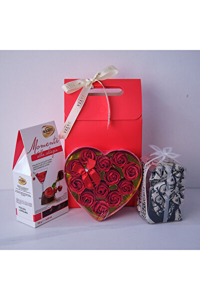 velve Pachet cadou Chocolate Heart, inima cu trandafiri de sapun,praline de c...