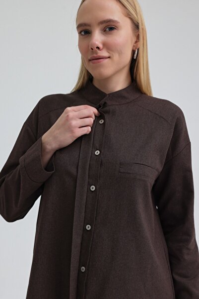 QANU قميص بجيب واحد باللون البني