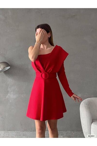 Modafeminen فستان سهرة قصير بتصميم مرن من قماش الغوص مع تفاصيل على الكتف وحزا...