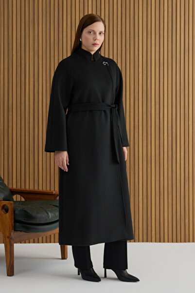 Aker Siyah Yakası Deri ve Metal Kapama Aksesuarlı Manto