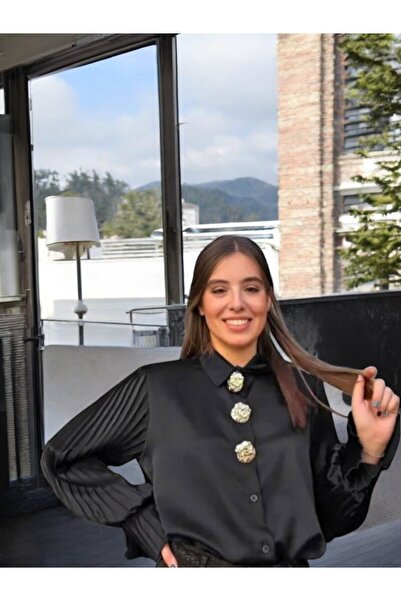 GLAMSI Satin shirt with gold accessories