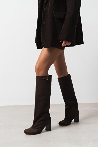 NİŞANTAŞI SHOES Arby Kahve Süet Kemer Detay Topuklu Kadın Çİzme