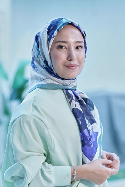 Loryan وشاح نعناعي بنقش دخاني وحنة