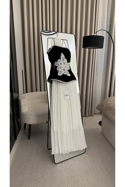 Nareen Fashion An elegant dress that speaks volumes... The contrast of black ...