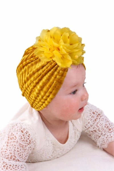 Pure Boutique Caciulita galbena tip turban din catifea cu floare aplicata