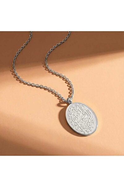 Fstyle A silver necklace with an oval design and luxurious Arabic inscription...