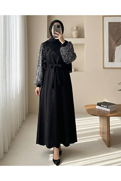 HİJABAYA Εισαγόμενο φόρεμα από κρεπ λύκρα με παγιέτες στα μανίκια και τη ζώνη