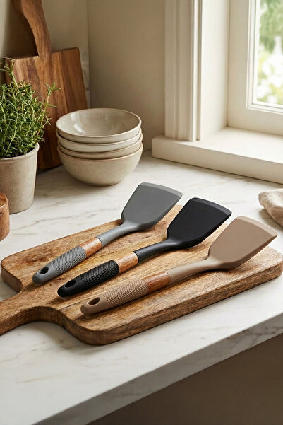 Vadi Wooden Handle Fireproof Non-Stick Heat Resistant Silicone Spatula