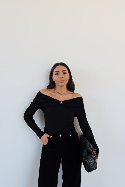 Özge Özgenç Bardot Collar Accessorized Knitwear Blouse
