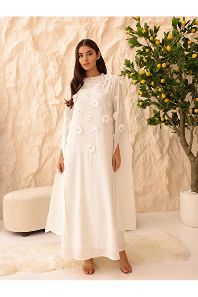 IKKXA جلابية أنيقة مزينة بزهور ثلاثية الأبعاد وتفاصيل كريستال وأكمام ملكية