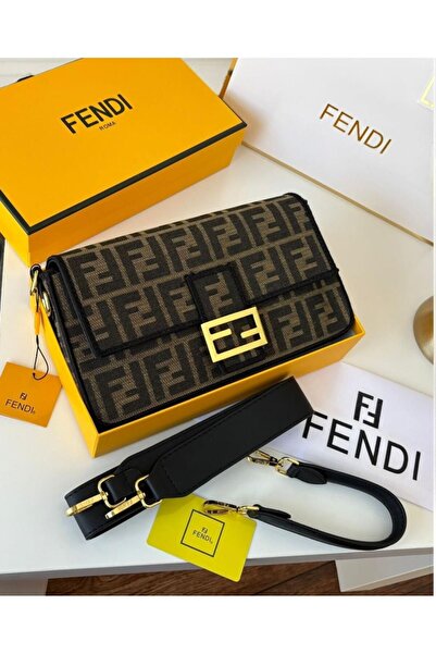 GGGG Shoulder bag with accessories