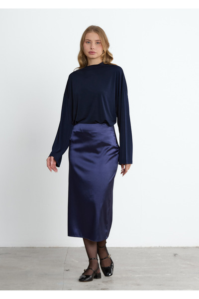 LADYA COLLECTION تنورة ميدي من الساتان باللون الأزرق الداكن من نولا