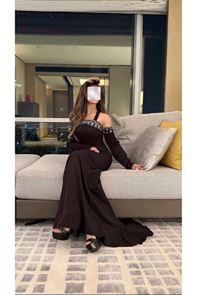 Princess costumes An elegant evening dress available in two colors; stylish, ...