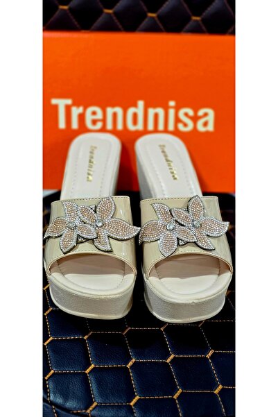 trendnisa Lüks Taş İşlemeli Çiçek Detaylı Bej Rugan Kadın Dolgu Topuk Terlik