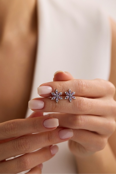 Nereze 925 Ayar Gümüş Rodyum Kaplama Mor Taşlı Kamelya Çiçeği Küpe