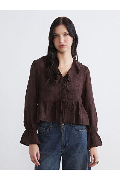 LC Waikiki Λαμπερές επιλογές από το Shining Store: Μπλούζα με κεντημένα βολάν...