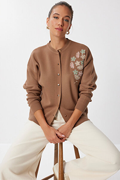 bacc Brown Buttoned Floral Embroidered Winter Knitwear Cardigan Bcvl-25T2364