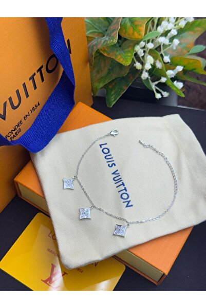 Louis Vuitton اسواره تتضمن ملحقاتها