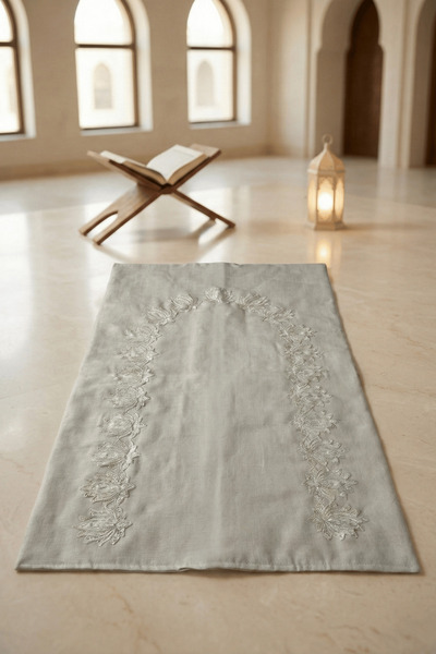 BYC Home & Design İşlemeli Keten Seccade Namazlık – Doğal Dokulu, Şık ve Sade...
