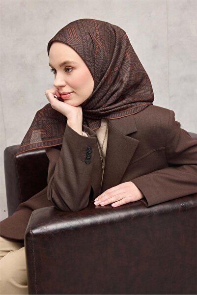 Silk Home وشاح ناعم من القطن والبوليستر بلون بني بنمط هندسي مضاد للانزلاق ومل...