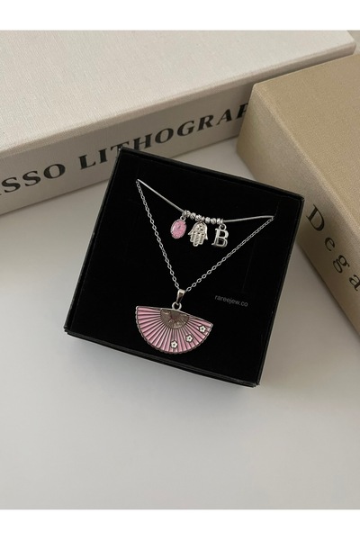 RAREE Yelpaze ve pembe taş,fatma ana eli ve harf charmlı kolye( 2li kolye set...