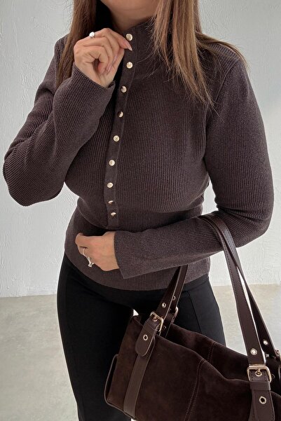 ELVAN TOLON ملابس تريكو بنية اللون مكونة من ياقة مرتفعة متوسطة الطول قطع