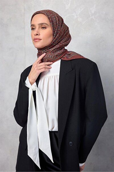 Silk Home وشاح فيسكوز فيلورا بنقشة البرسيم بألوان الطوب مع وضعية توك توك 90×90