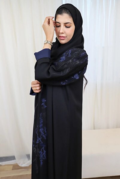 Roza عباية سوداء بياقة دبل كريب طايح بكم مطرز كحلي مع طرحه مجاناُ