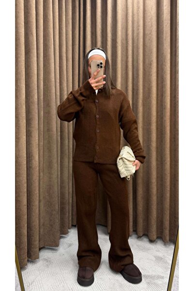 Maysa طقم تريكو بأزرار وياقة دائرية - بني