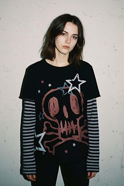 Karakedi Black Skull Stars Striped Sleeves Y2K Unisex Long Sleeve T-Shirt