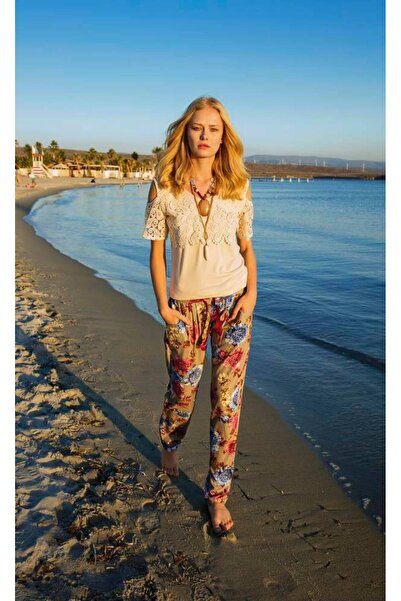 Stylish A two-piece set that exudes softness and beauty, featuring a lace-tri...