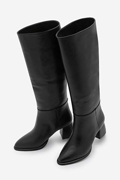 Marjin حذاء نسائي بكعب سميك ومقدمة مدببة بدون سحاب من ألوتا باللون الأسود