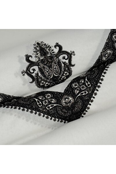 Al Fares The knight's headdress is embroidered