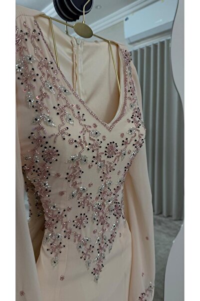 NO BRAND An elegant evening dress with a sophisticated design that combines s...