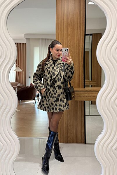 Gizem Ecemiş Neona Desenli Oversize Kaban