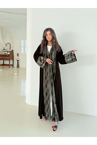 AYA MWT973 - عباية مخمل مع تدخيلة مخمل شيفرن بالاكمام والامام