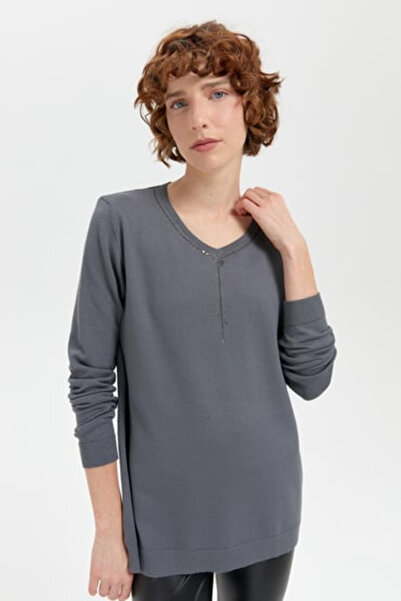 Desen Bluză de damă cu decolteu în V și model cu pandantiv cu pietre, Ligra