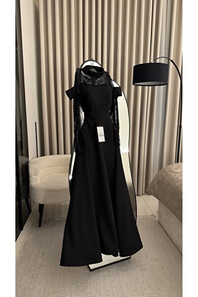 Nareen Fashion An elegant black dress with a sophisticated design that combin...